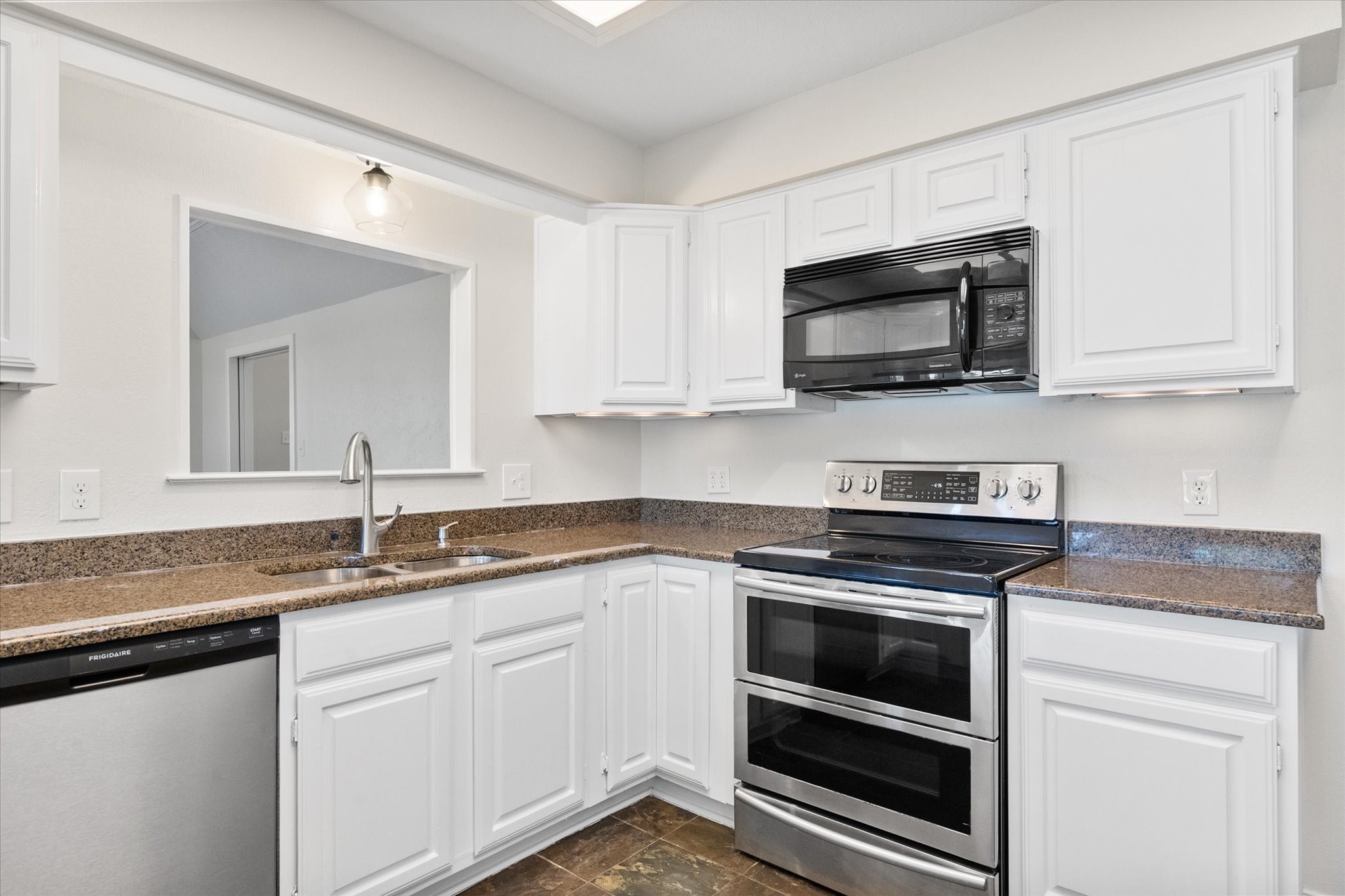 1105 E Highland Road Oak Leaf TX 75154