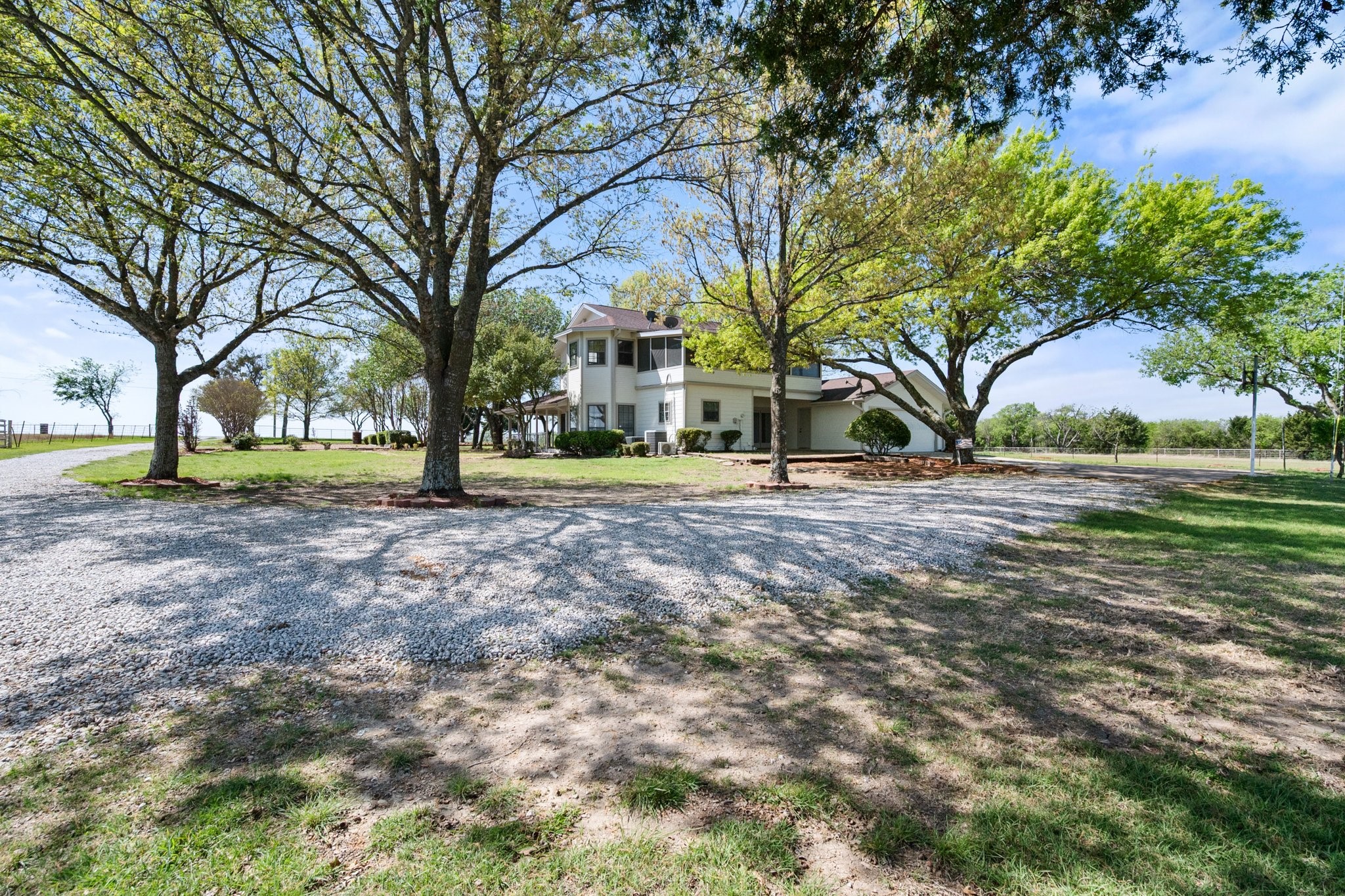 1105 E Highland Road Oak Leaf TX 75154