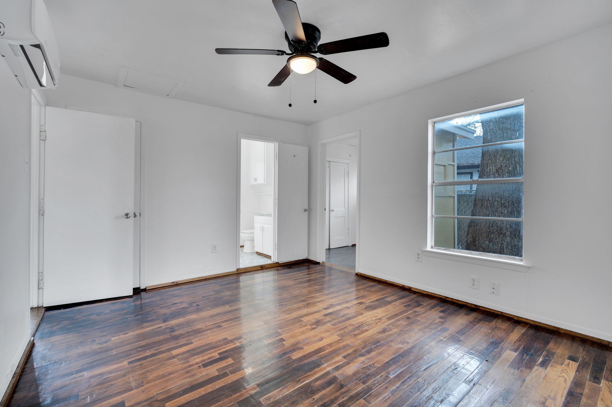 220 N Commerce Street Burleson TX 76028
