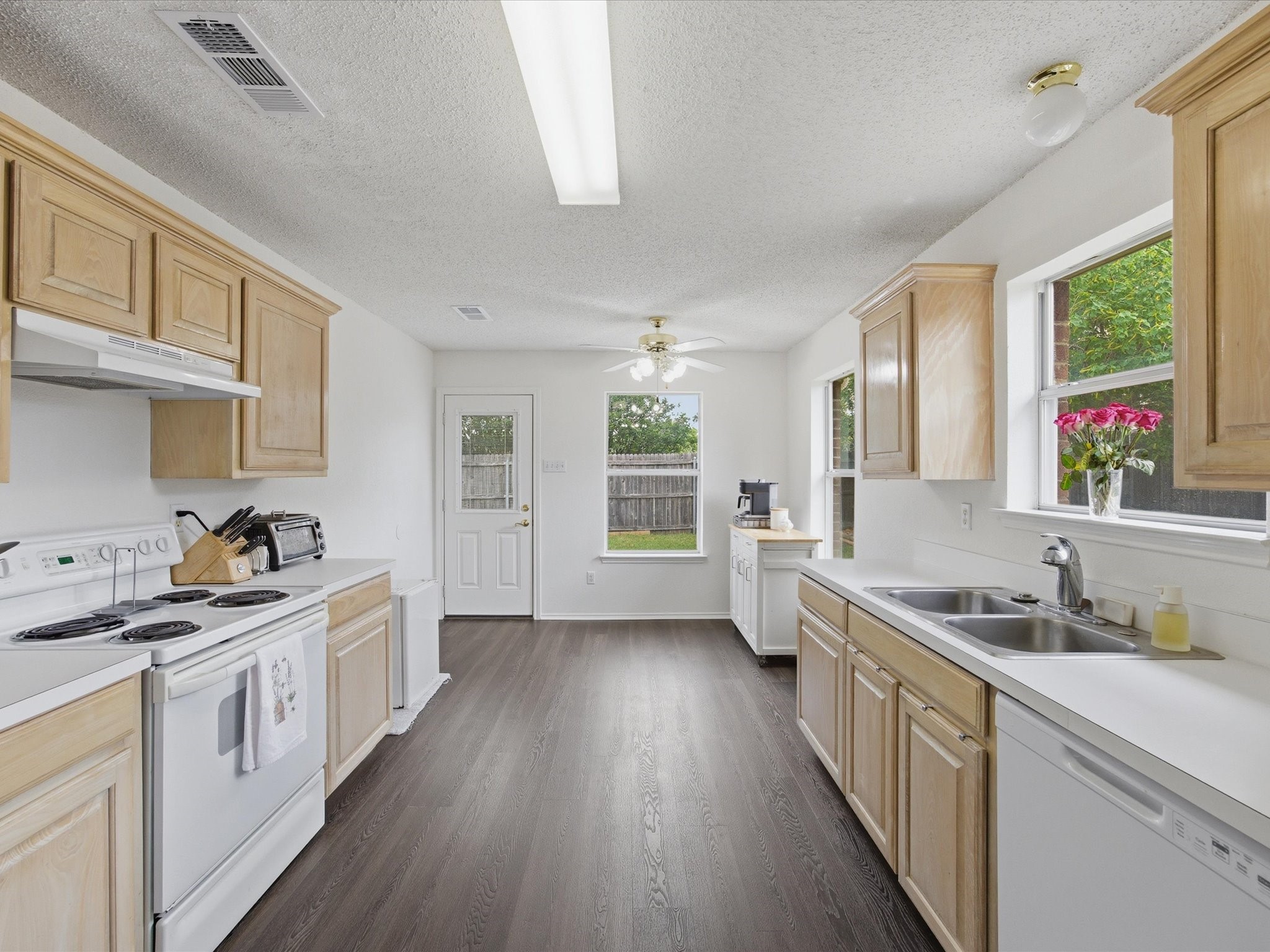 1123 Greenview Lane Kennedale TX 76060