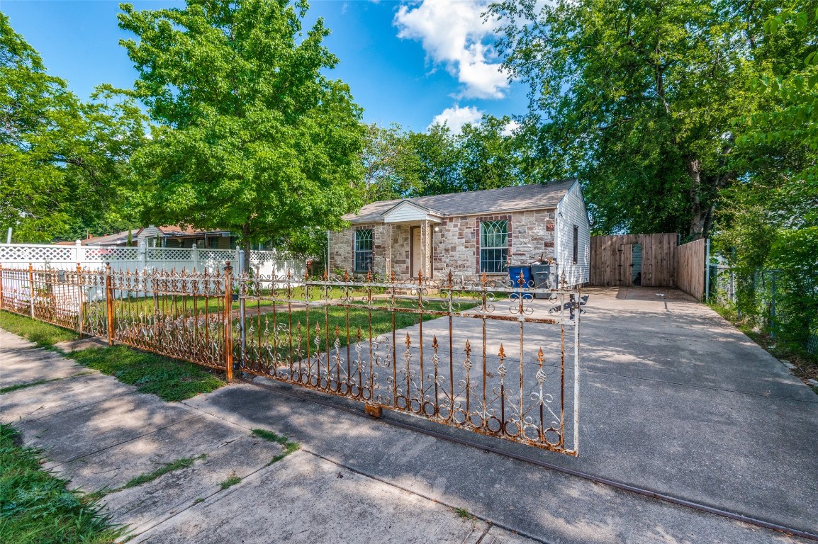 1626 Barlow Avenue Dallas TX 75224
