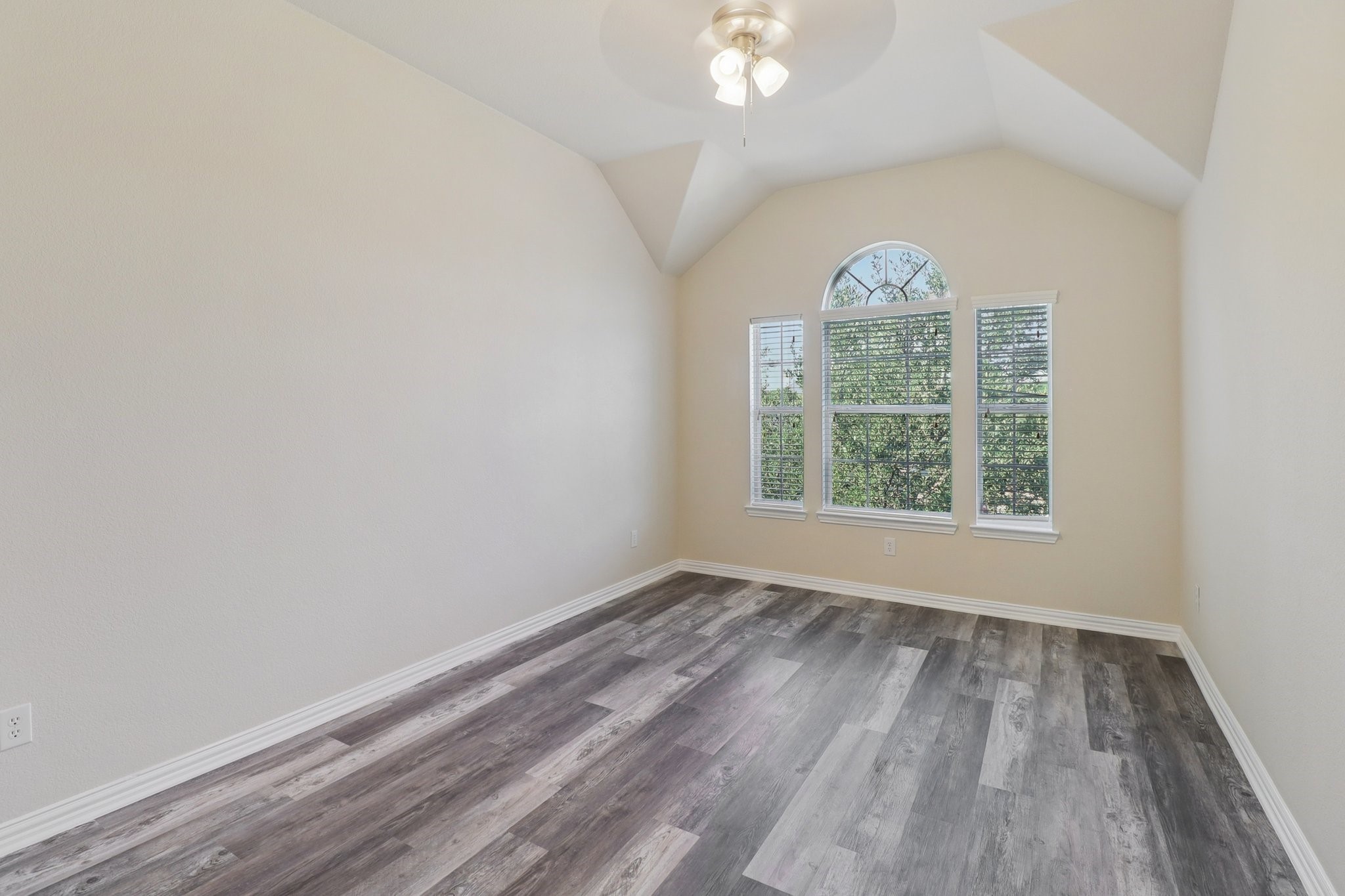 6207 Weaver Drive Arlington TX 76001