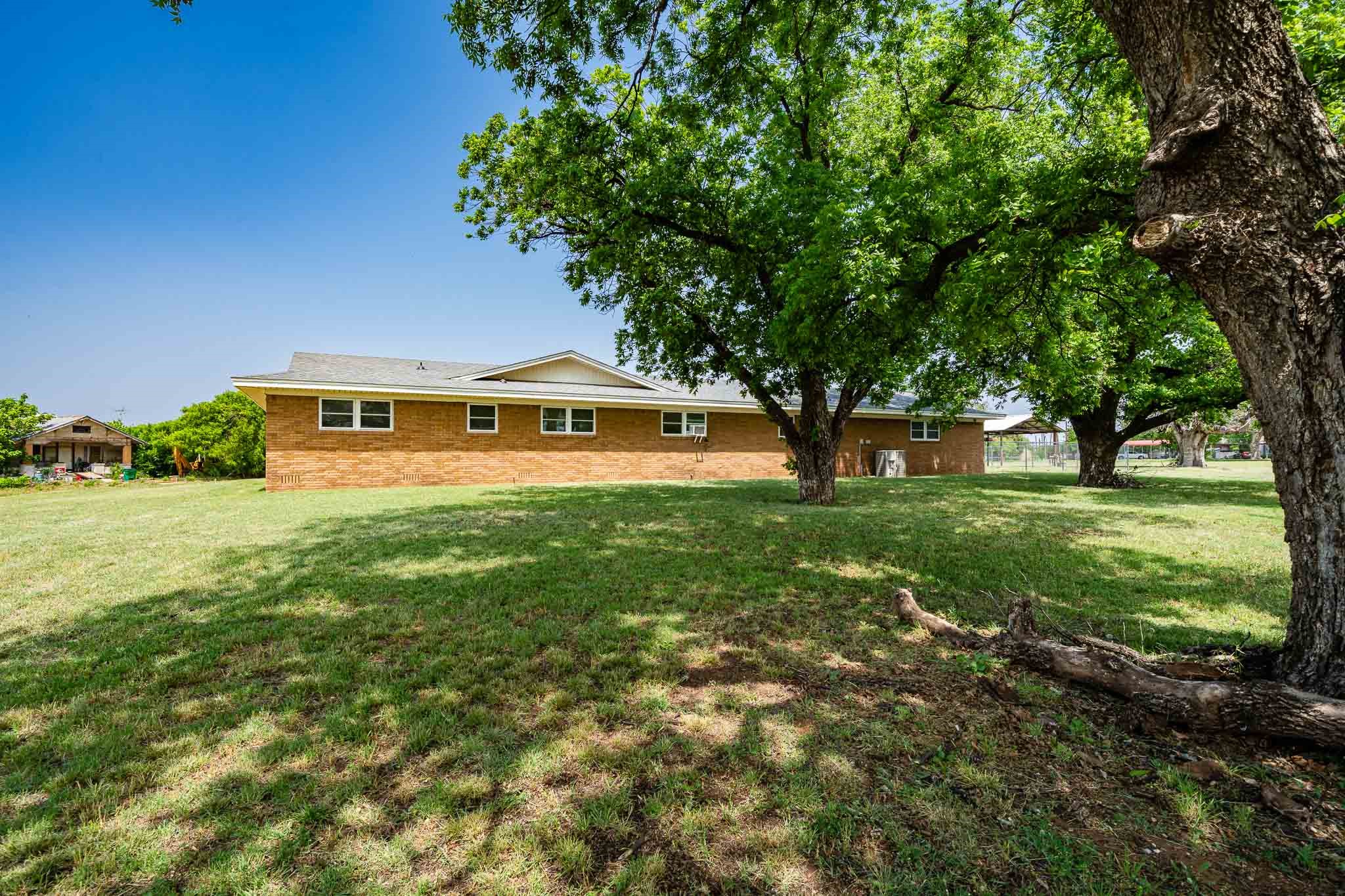 1001 E Nevada Seymour TX 76380