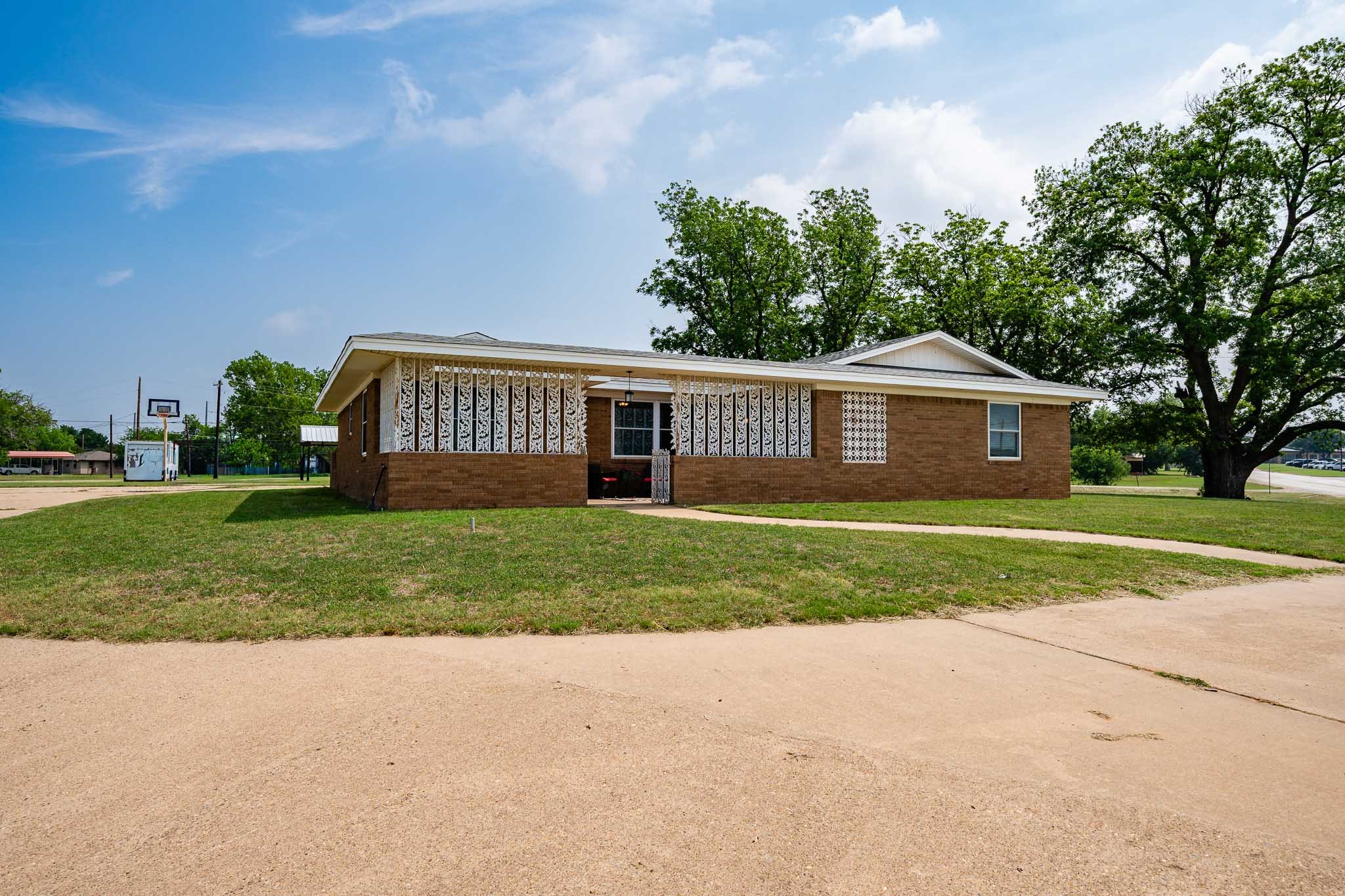 1001 E Nevada Seymour TX 76380