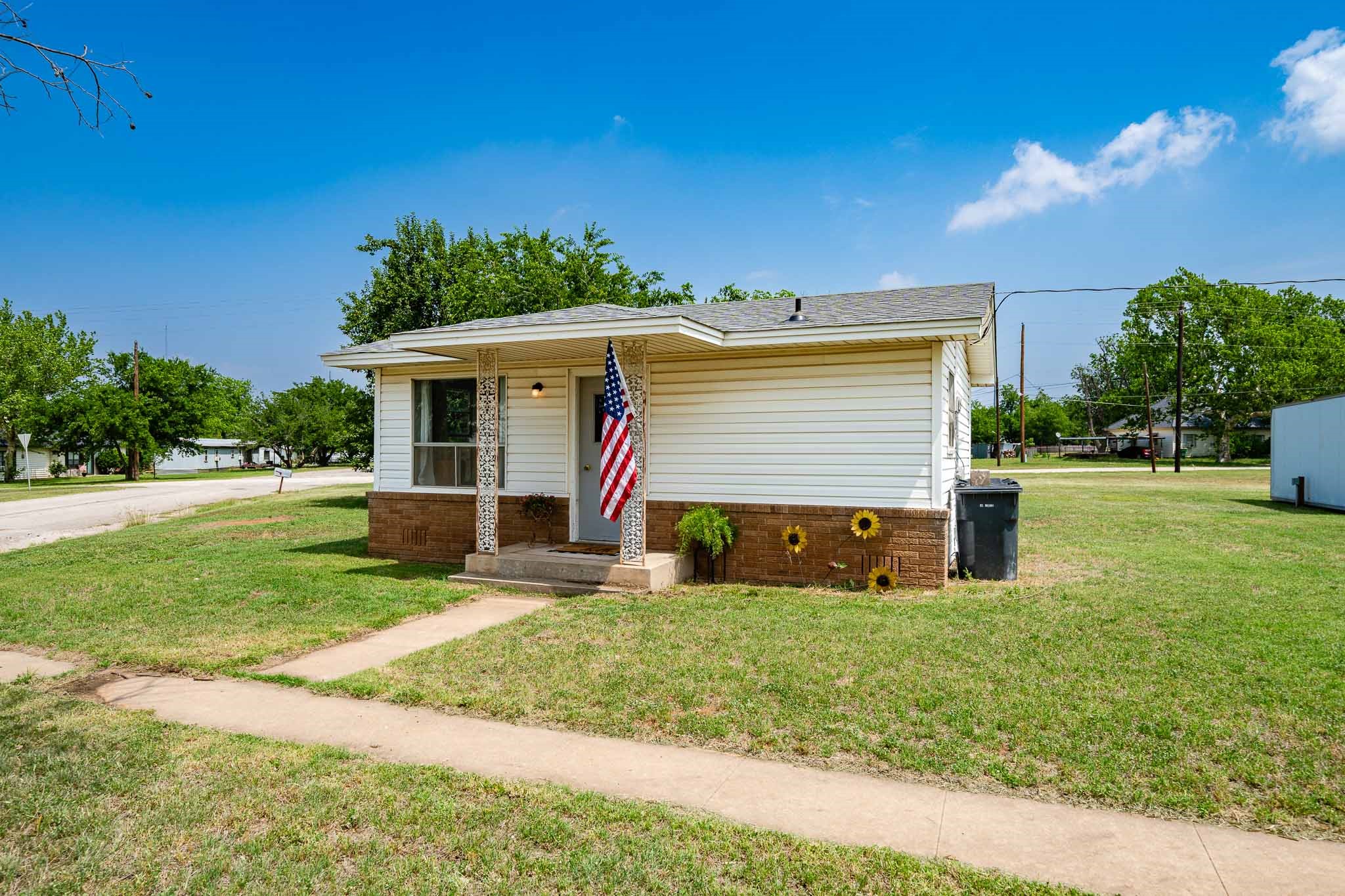1001 E Nevada Seymour TX 76380