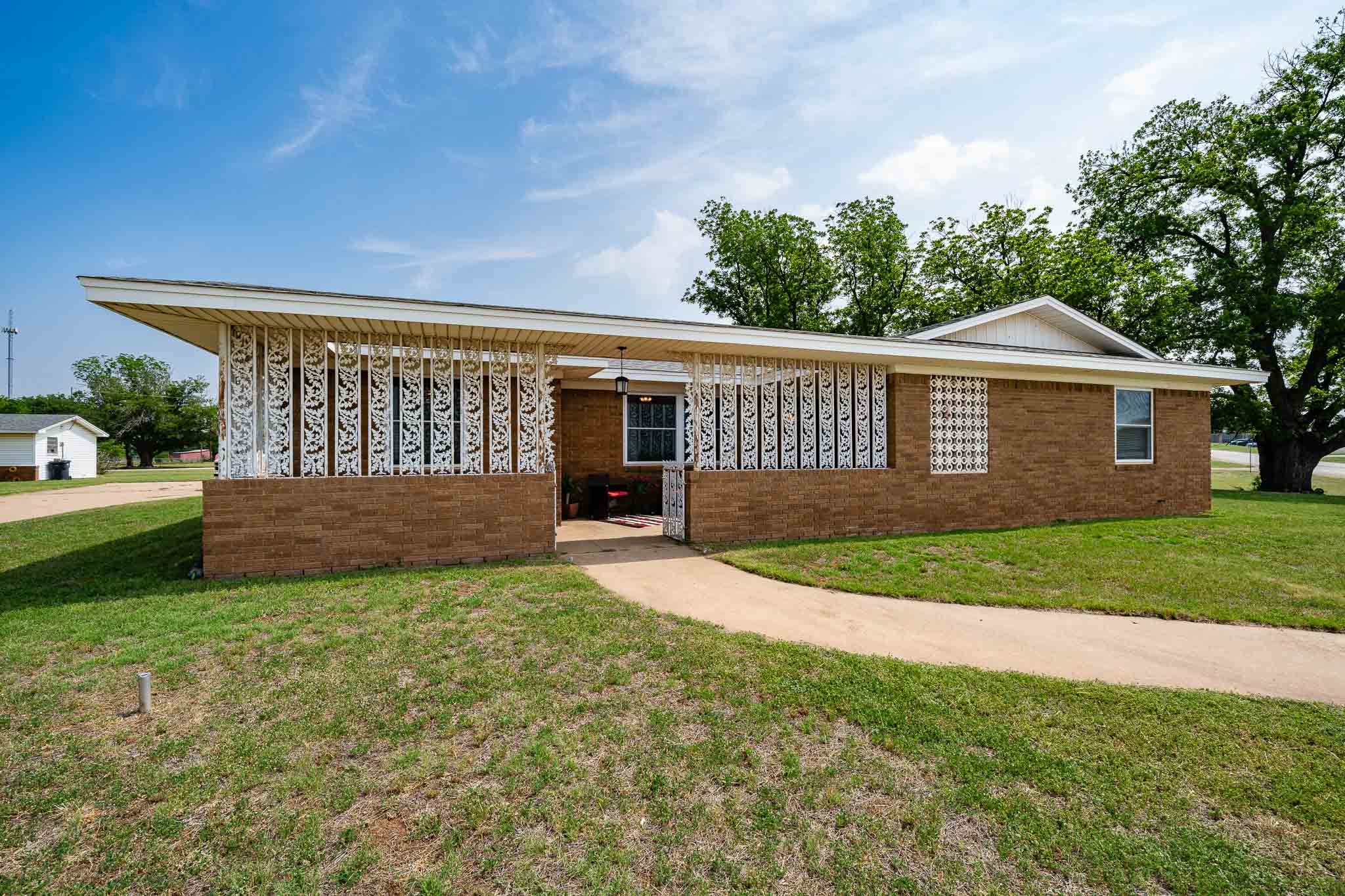 1001 E Nevada Seymour TX 76380