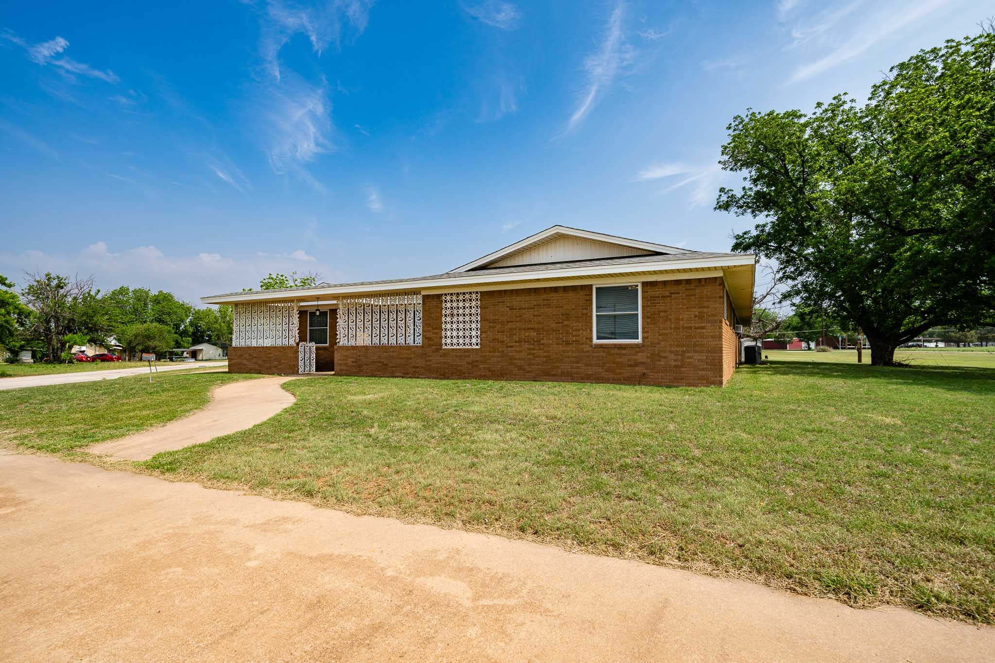 1001 E Nevada Seymour TX 76380