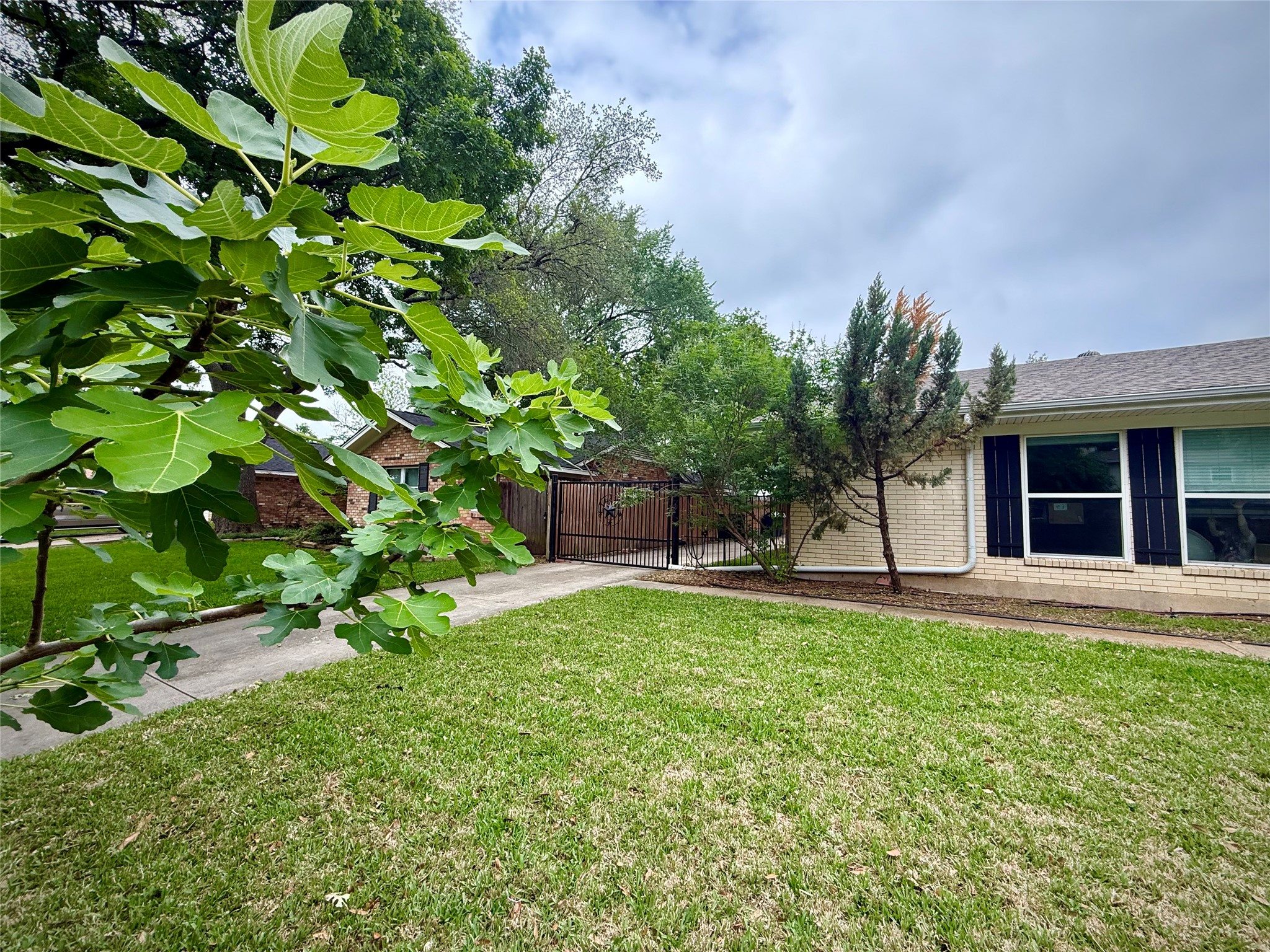 1206 Mildred Lane Benbrook TX 76126