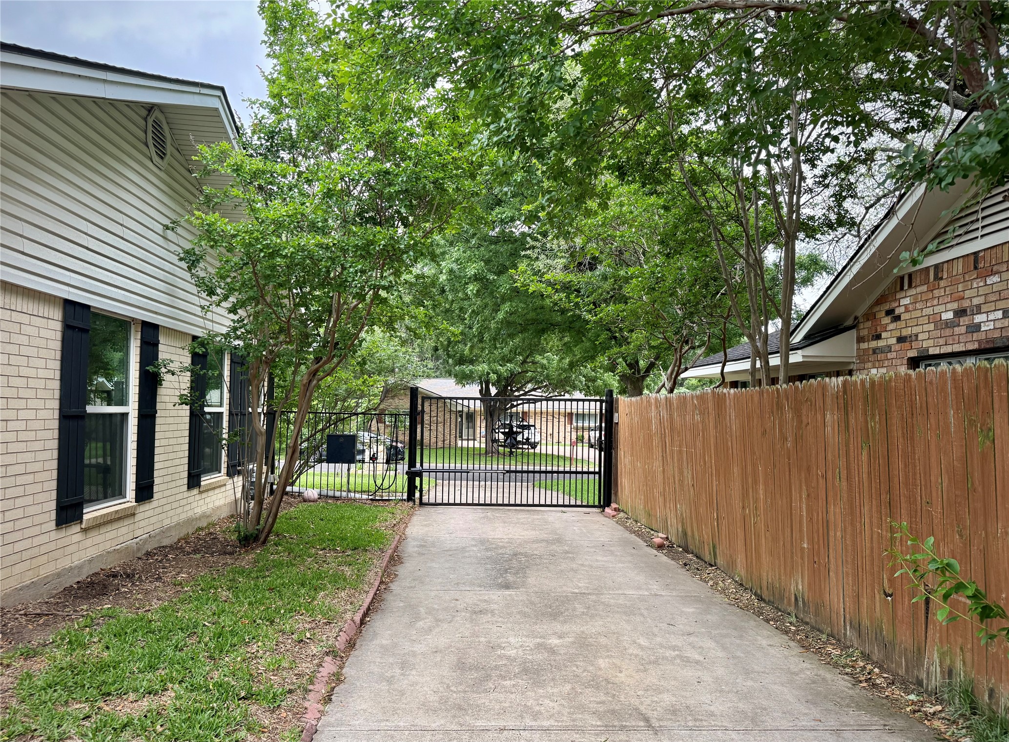 1206 Mildred Lane Benbrook TX 76126