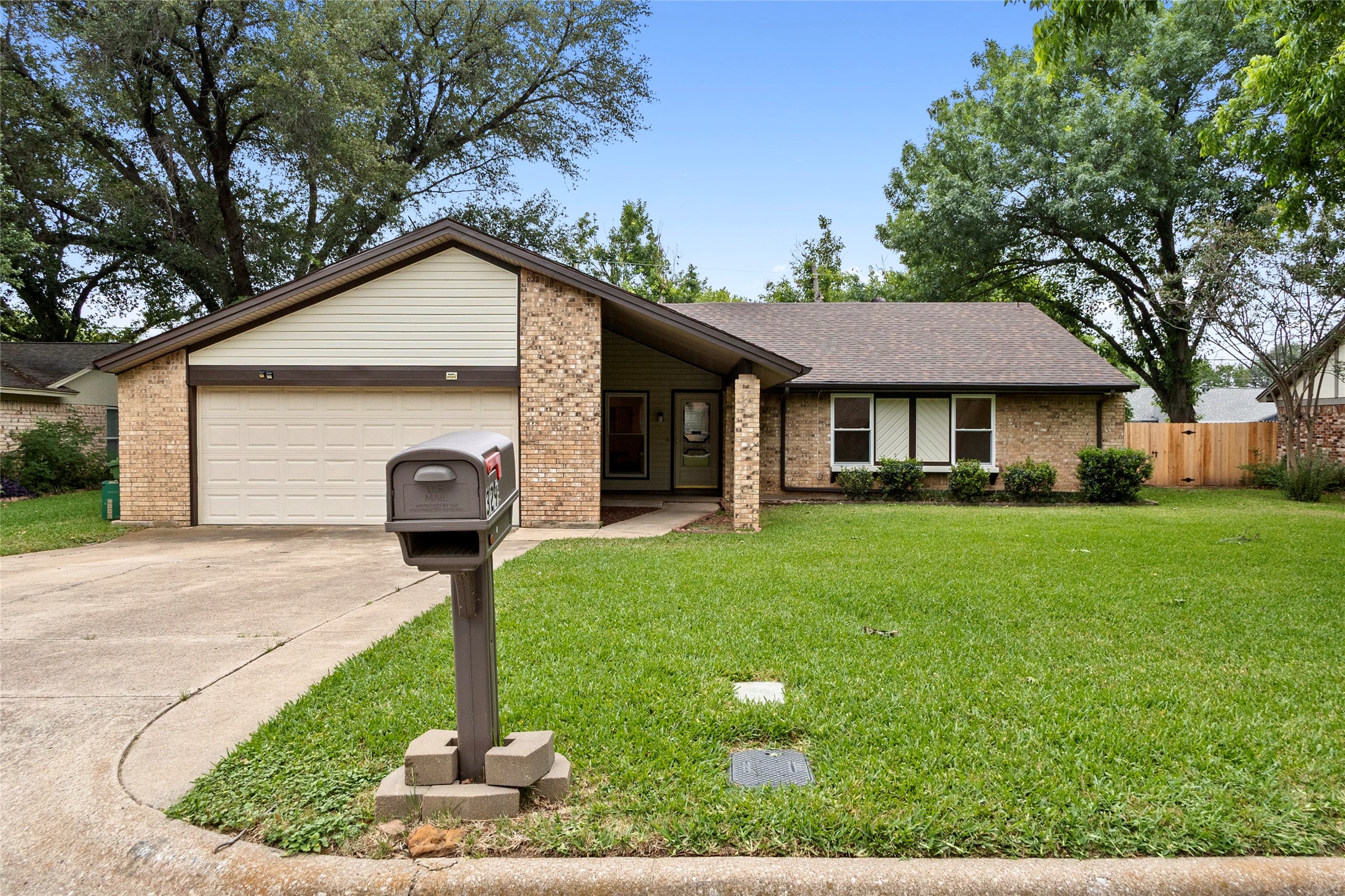 329 Stratford Drive Hurst TX 76054