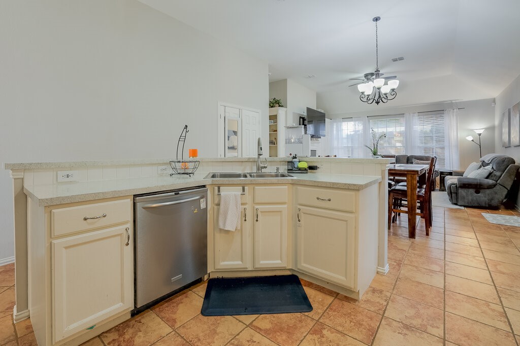 124 Stonecreek Drive Irving TX 75063