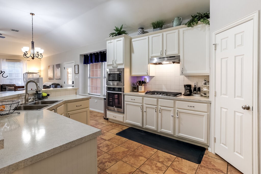 124 Stonecreek Drive Irving TX 75063