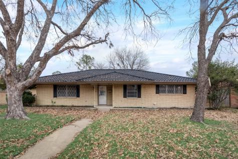 1805 Santa Rosa Court Grand Prairie TX 75051