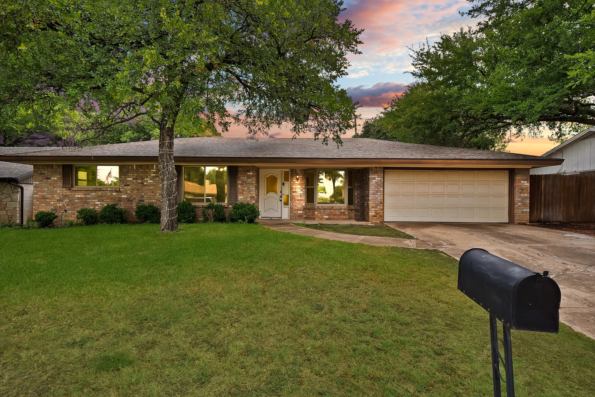 216 Shady Lake Drive Hurst TX 76054