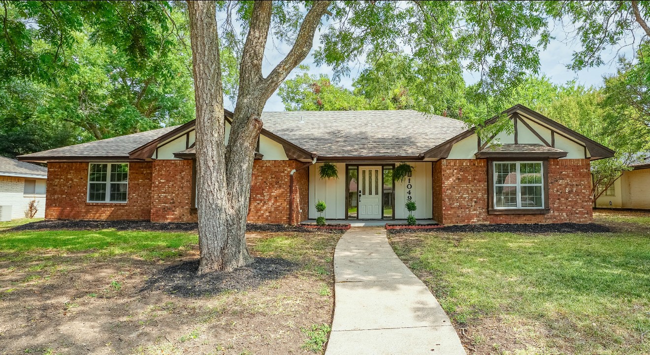 1049 Rosewood Drive Desoto TX 75115