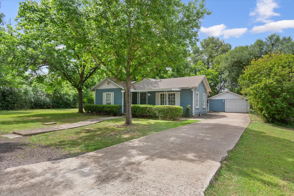 802 Avenue A Valley Mills TX 76689