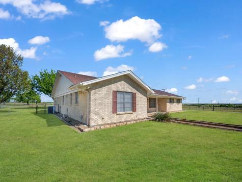 5108 Woodard Avenue Cleburne TX 76033
