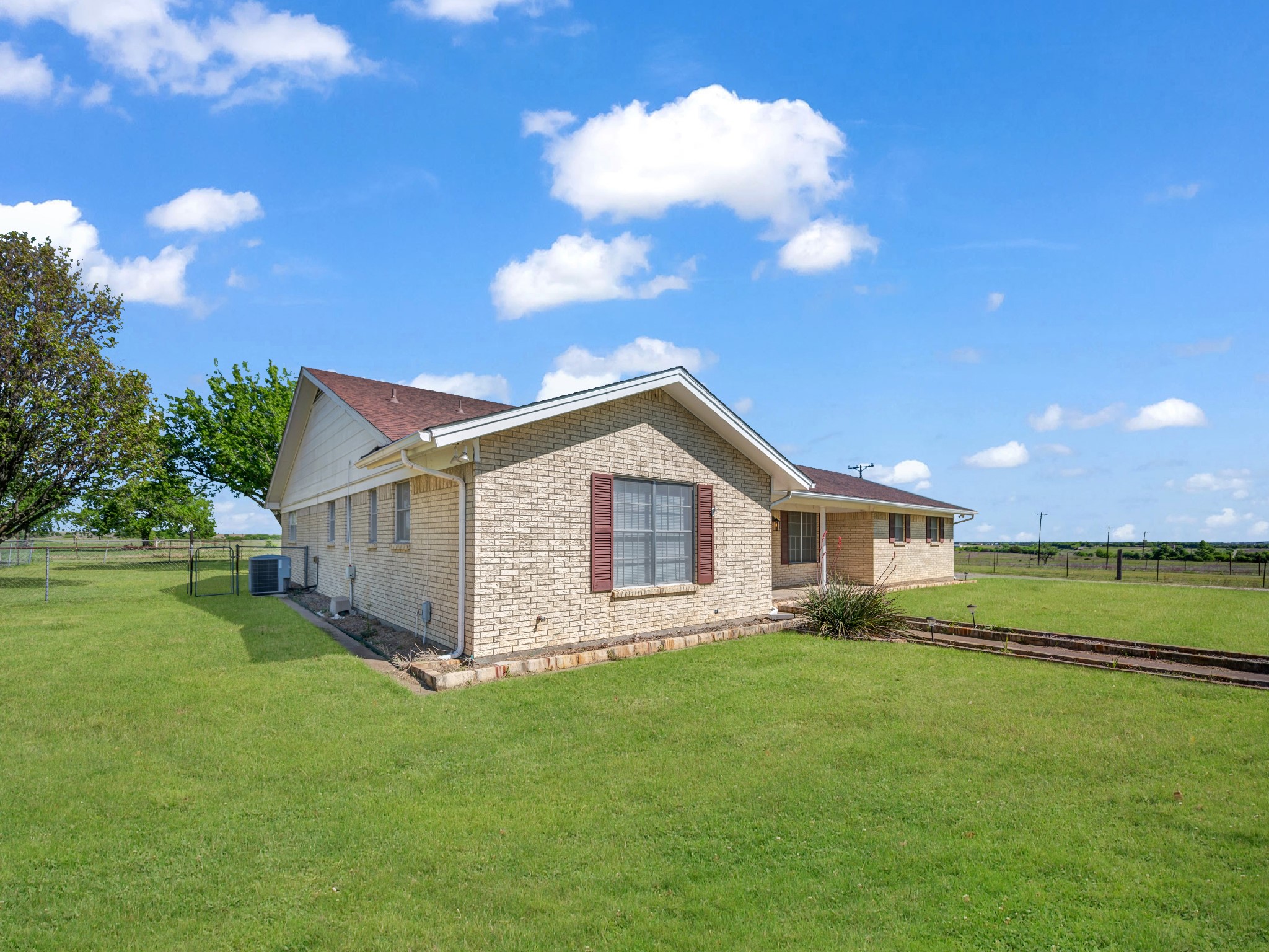 5108 Woodard Avenue Cleburne TX 76033