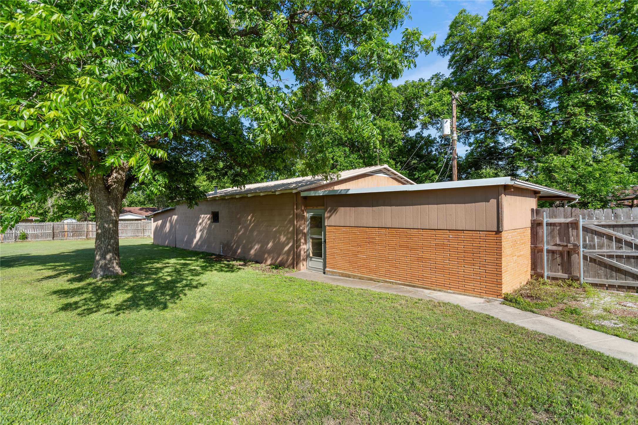 611 N Avenue Q Clifton TX 76634