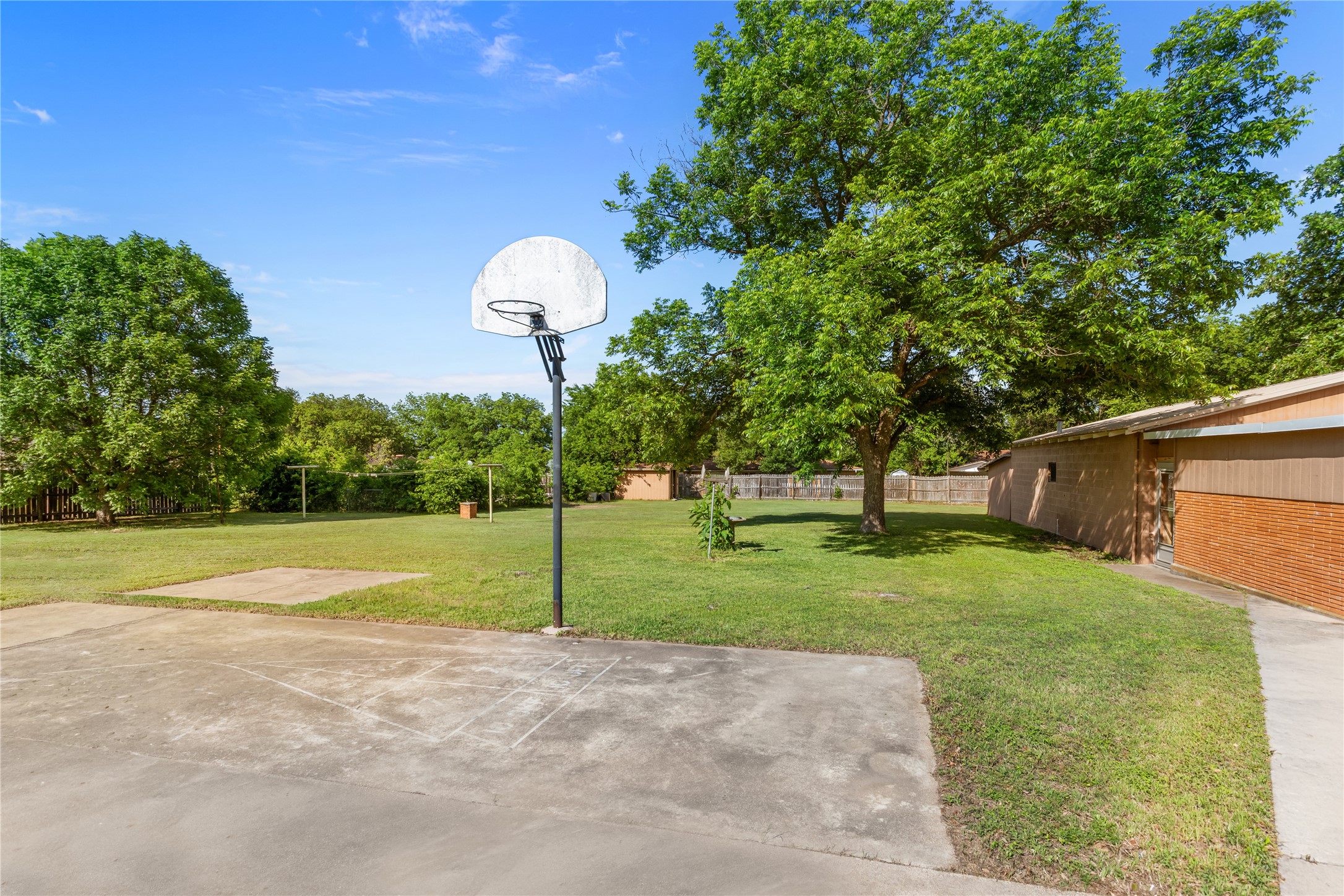 611 N Avenue Q Clifton TX 76634