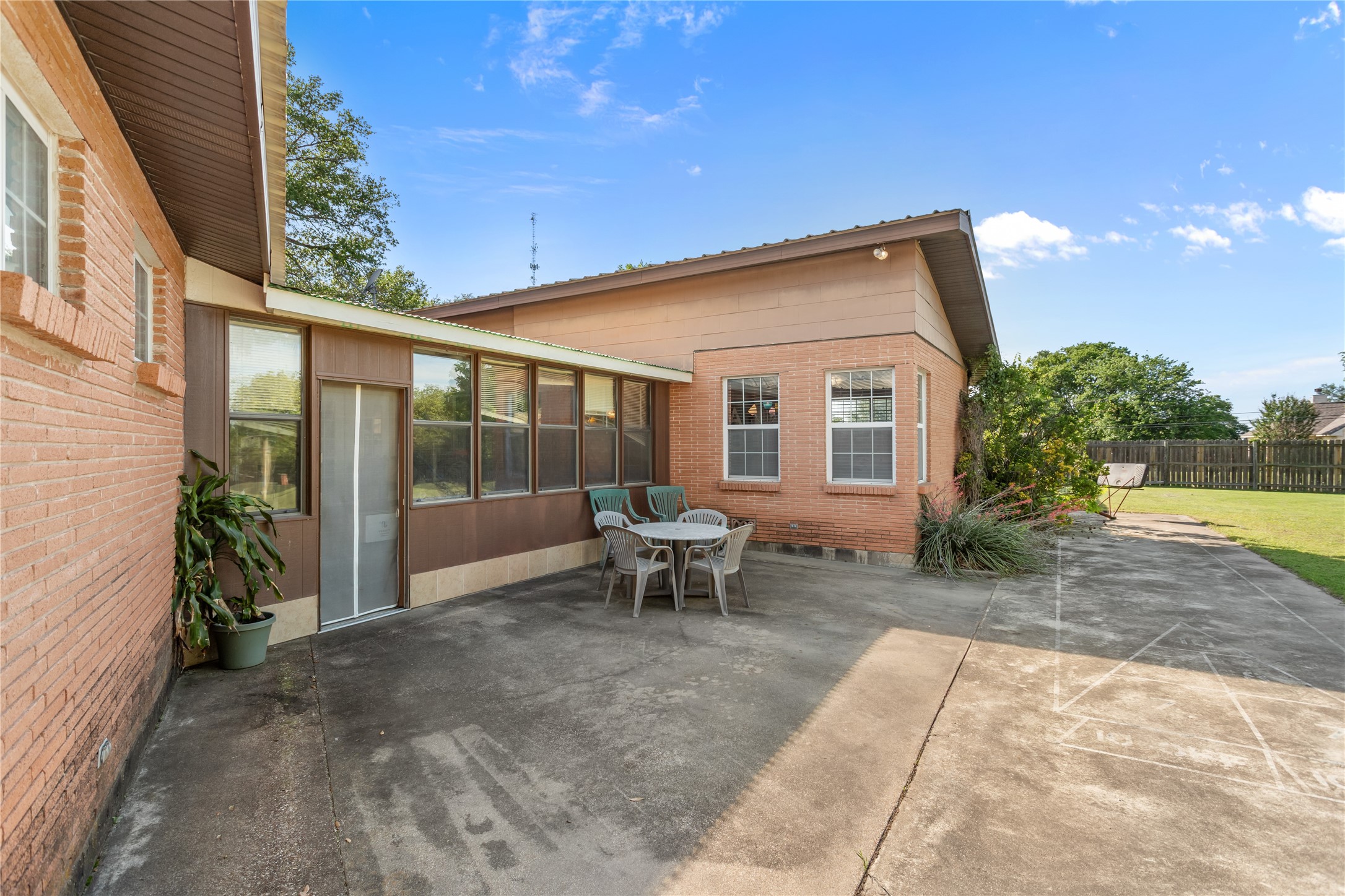 611 N Avenue Q Clifton TX 76634