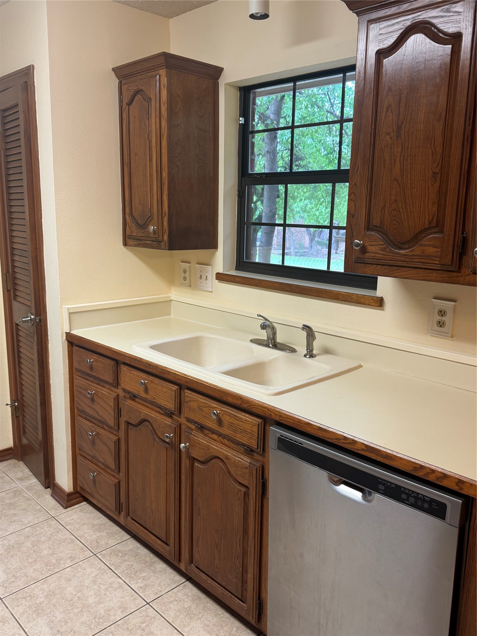 713 Ashley Drive Hurst TX 76054