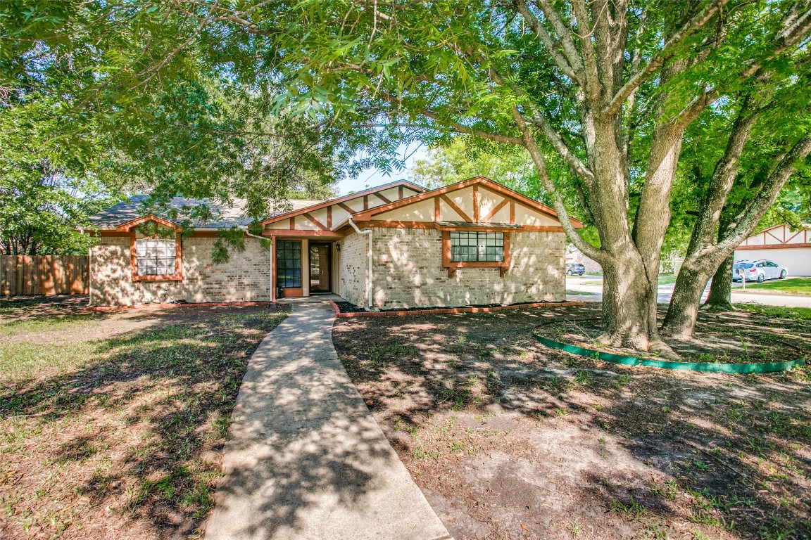 1109 Crepe Myrtle Court Benbrook TX 76126