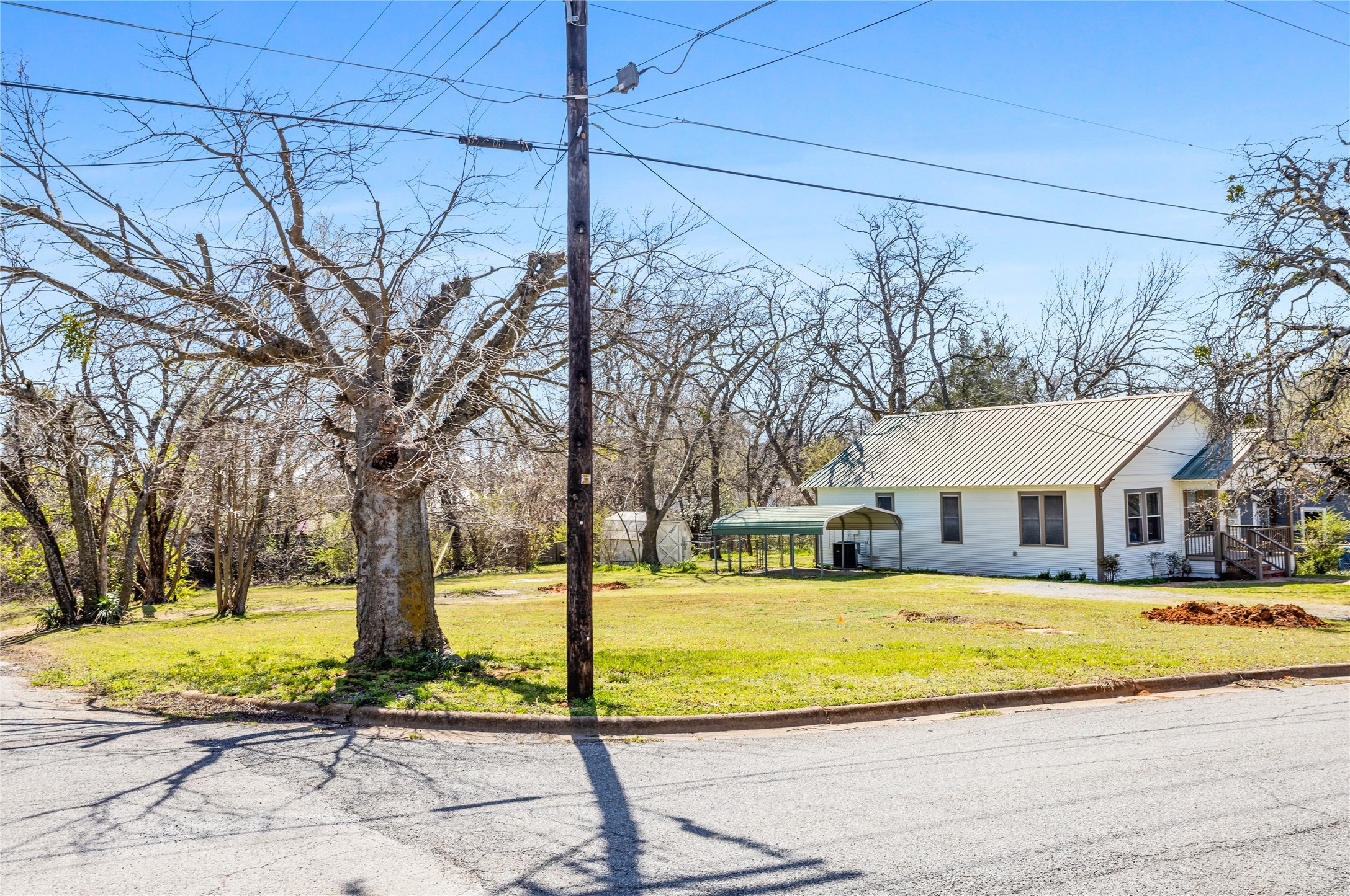 1104 W Hanna Street Denison TX 75020