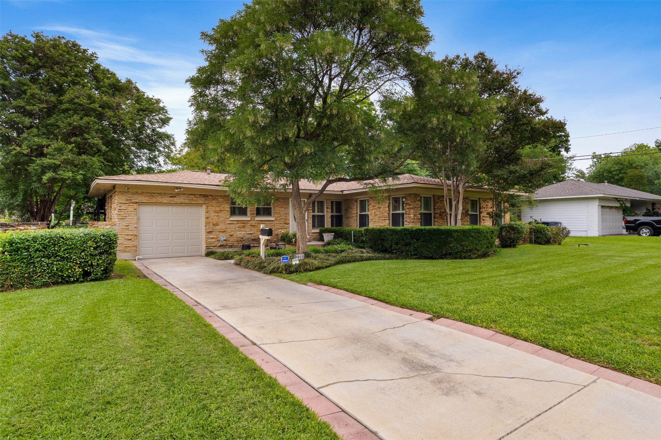 9823 Limerick Drive Dallas TX 75218