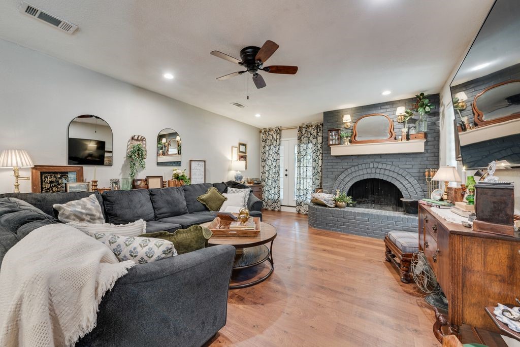 905 Colonial Cleburne TX 76033