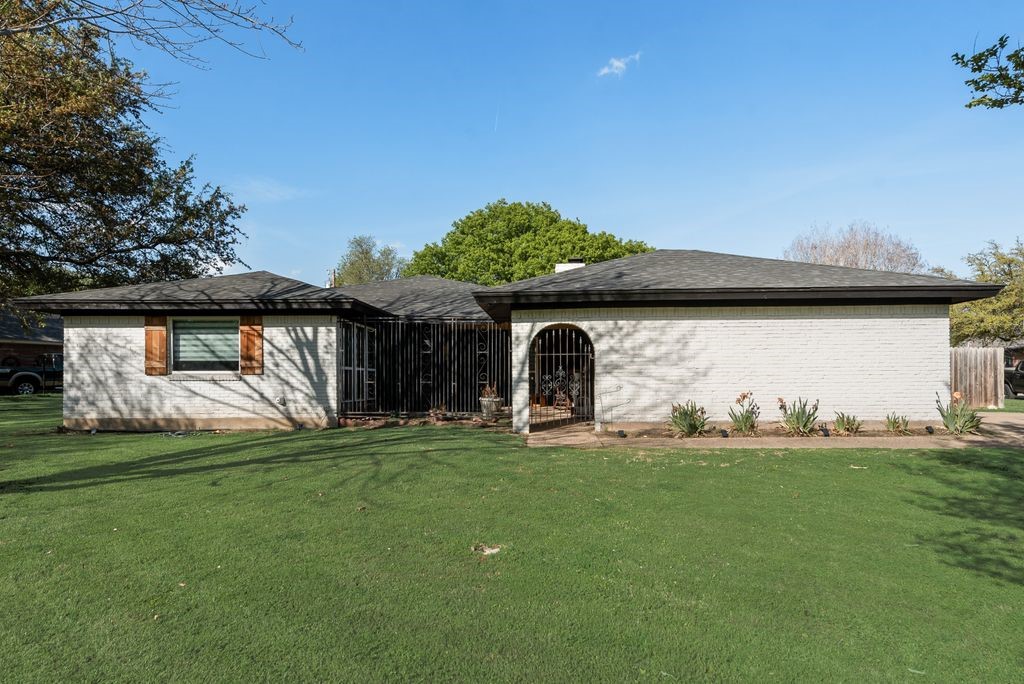 905 Colonial Cleburne TX 76033