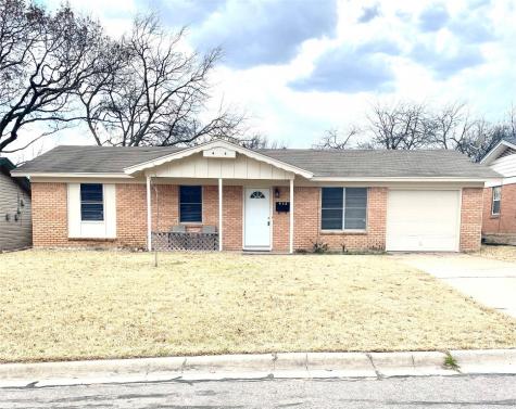 613 NW King Street Burleson TX 76028