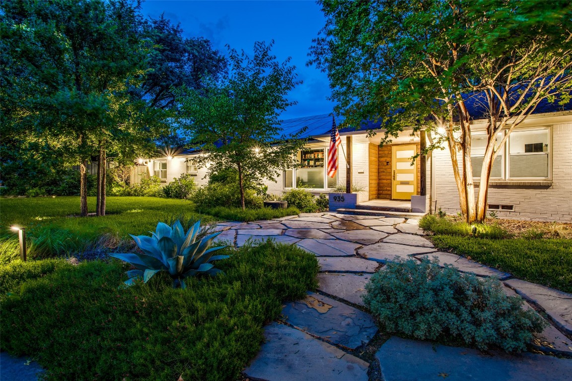 935 W Colorado Boulevard Dallas TX 75208