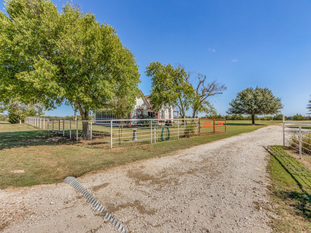 392 Mount Pleasant Road Valley View TX 76272