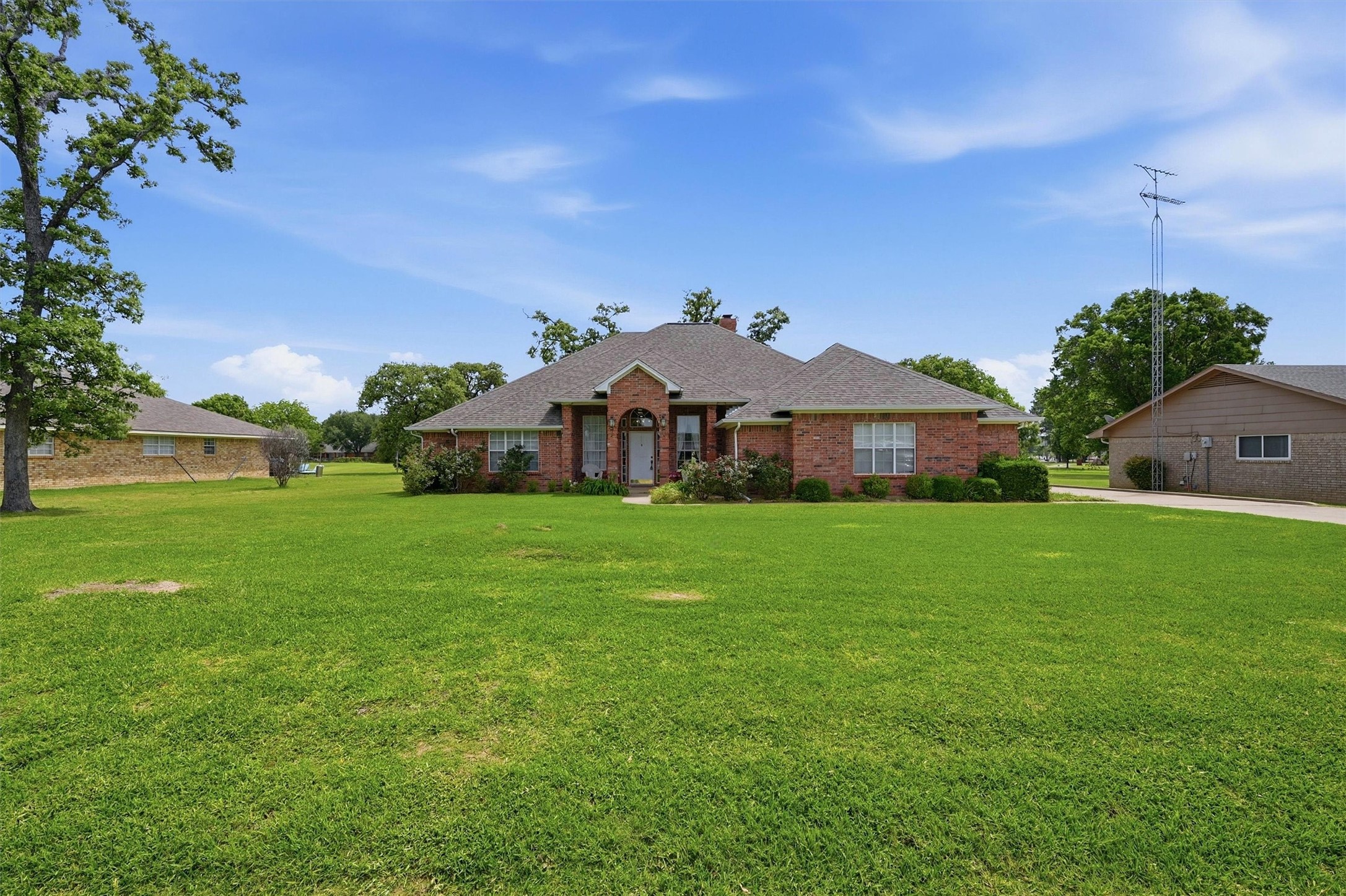 730 Kiowa Drive W Lake Kiowa TX 76240