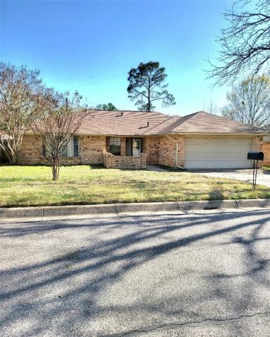 2016 Chantilly Court Arlington TX 76015