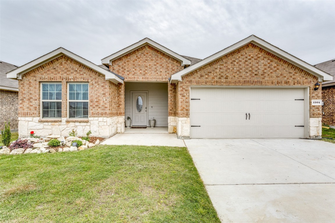 1904 Willow Creek Road Lancaster TX 75146