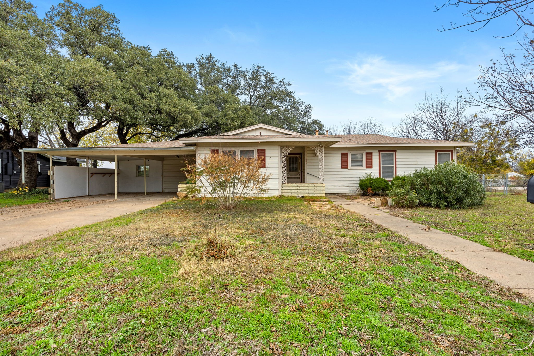 1002 W Woodlawn Street San Saba TX 76877
