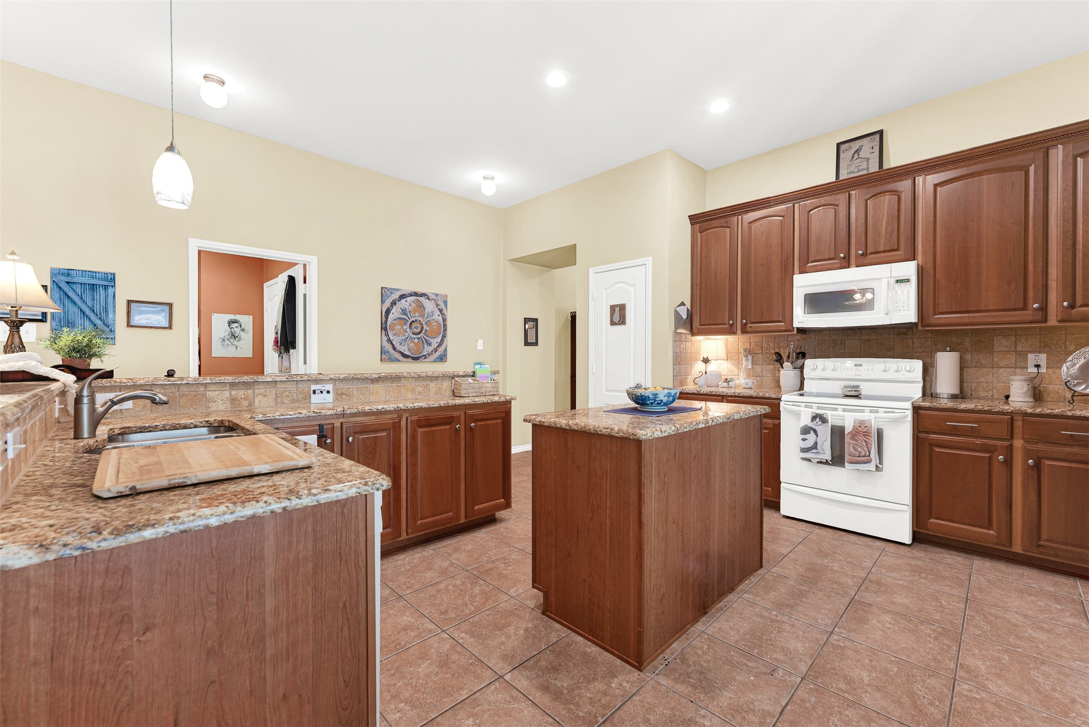 1208 Sea Pines Drive Savannah TX 76227