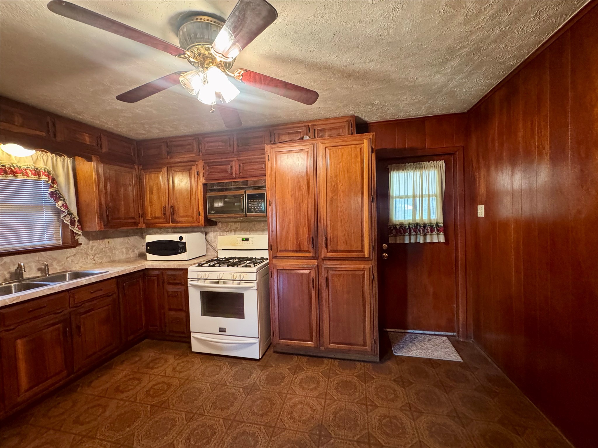 132 Columbia Palestine TX 75803