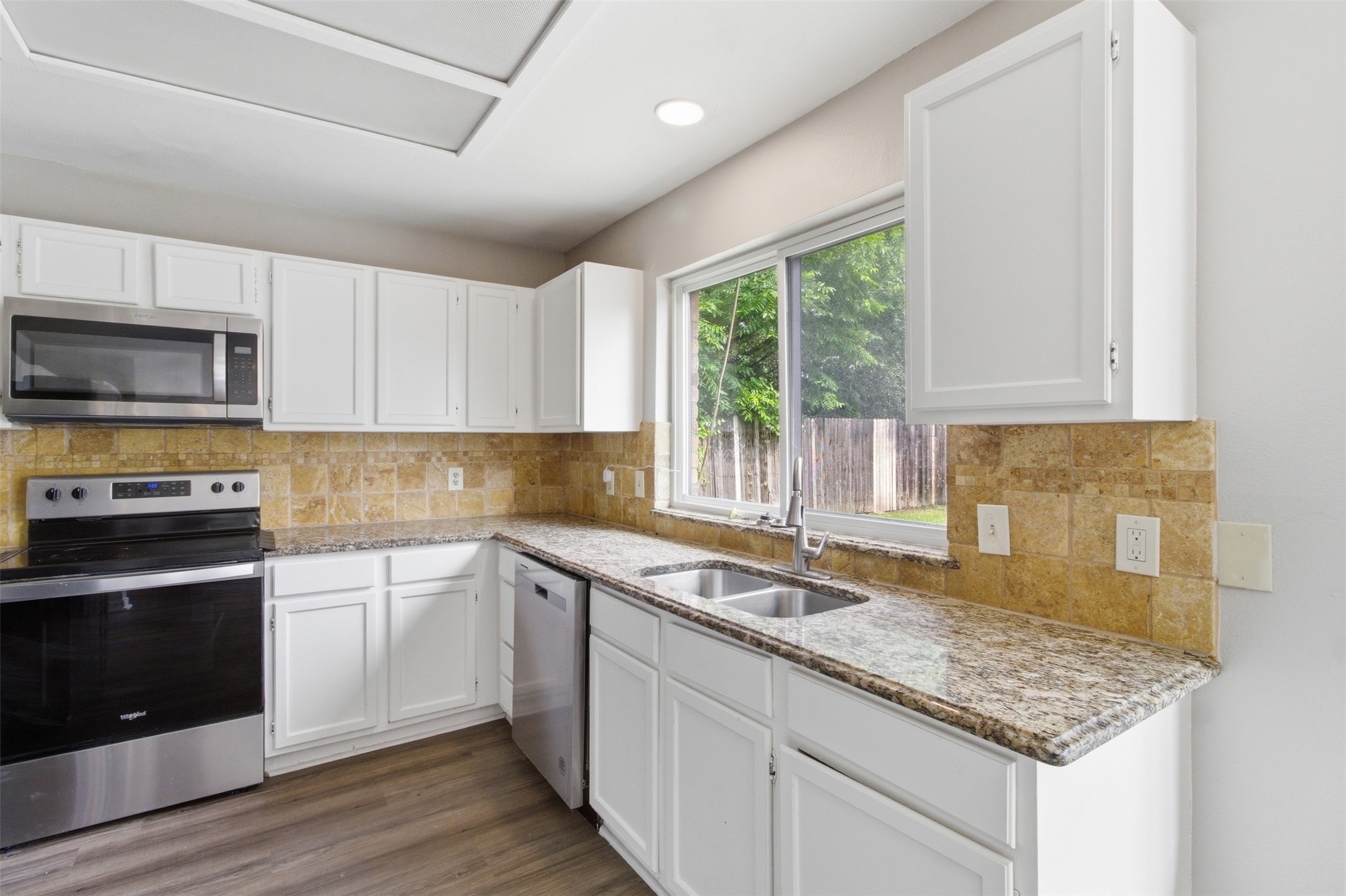 2462 Claremont Drive Grand Prairie TX 75052
