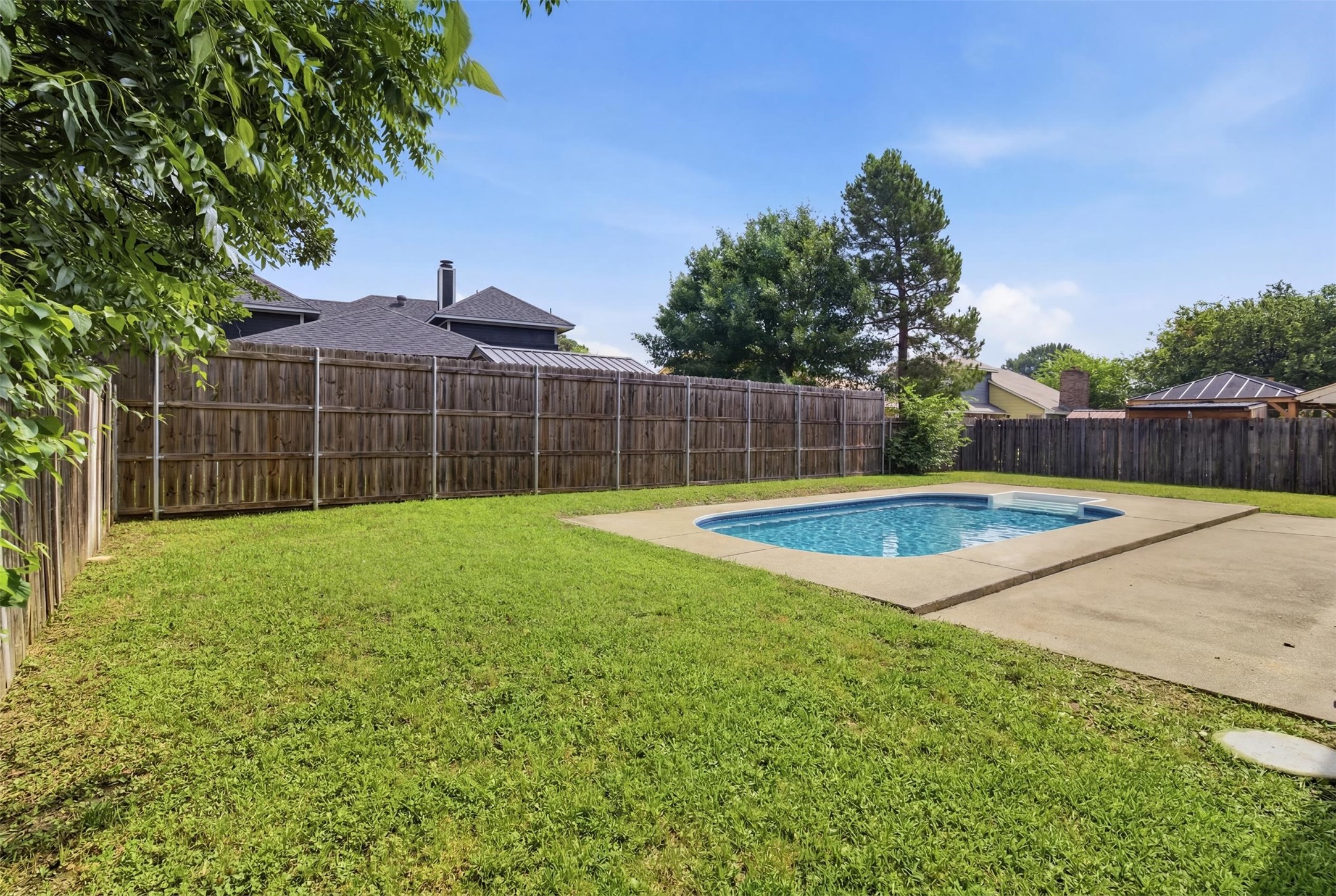 2462 Claremont Drive Grand Prairie TX 75052