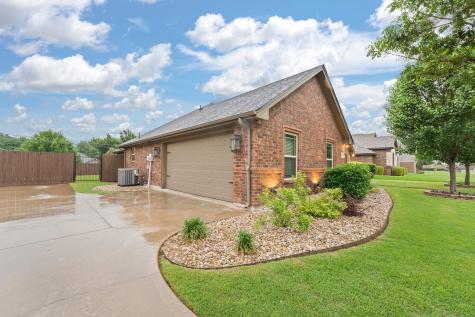 1623 Hawthorne Street Cleburne TX 76033