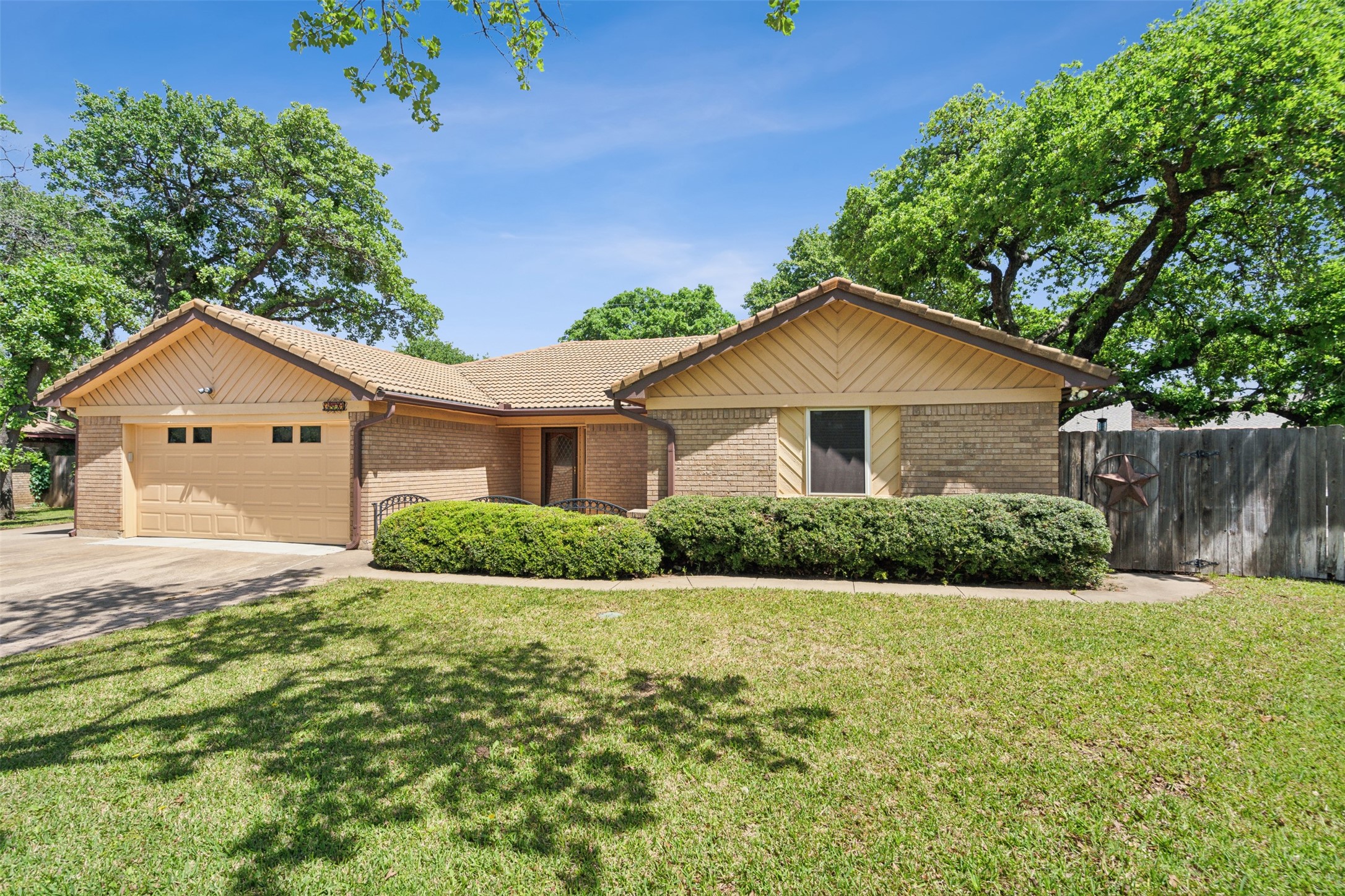 3809 Helmsford Drive Arlington TX 76016