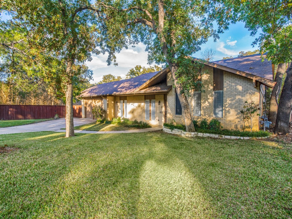 909 Live Oak Lane Arlington TX 76012
