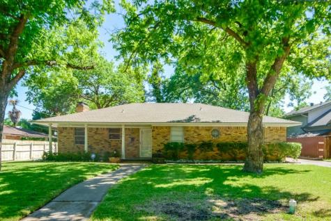 301 Woodhaven Drive Desoto TX 75115