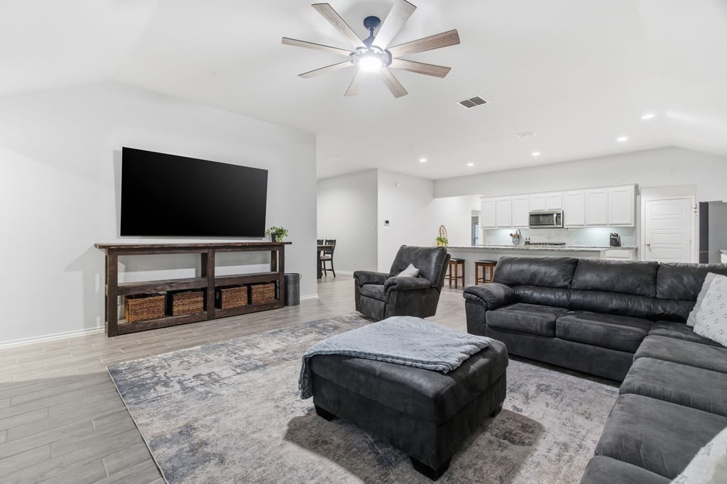 437 Falcon Way Azle TX 76020