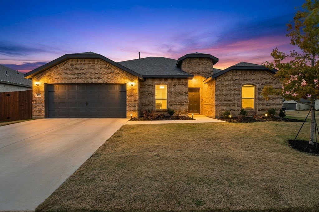 437 Falcon Way Azle TX 76020