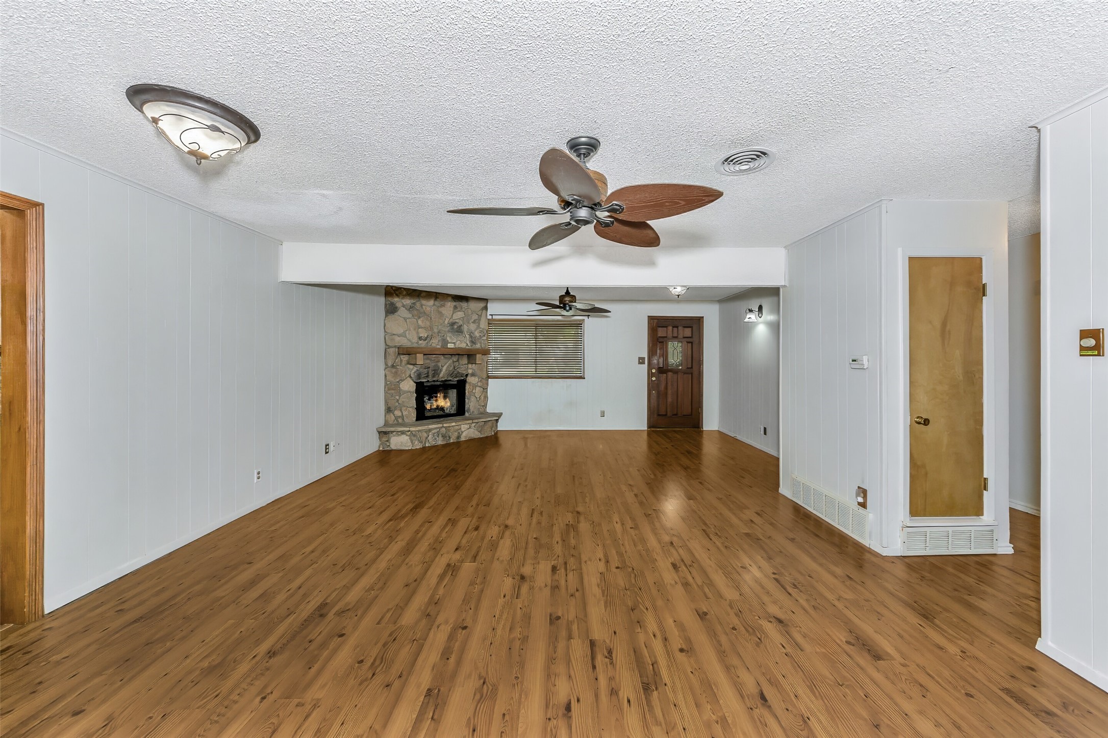 1916 Valley Lane Arlington TX 76013