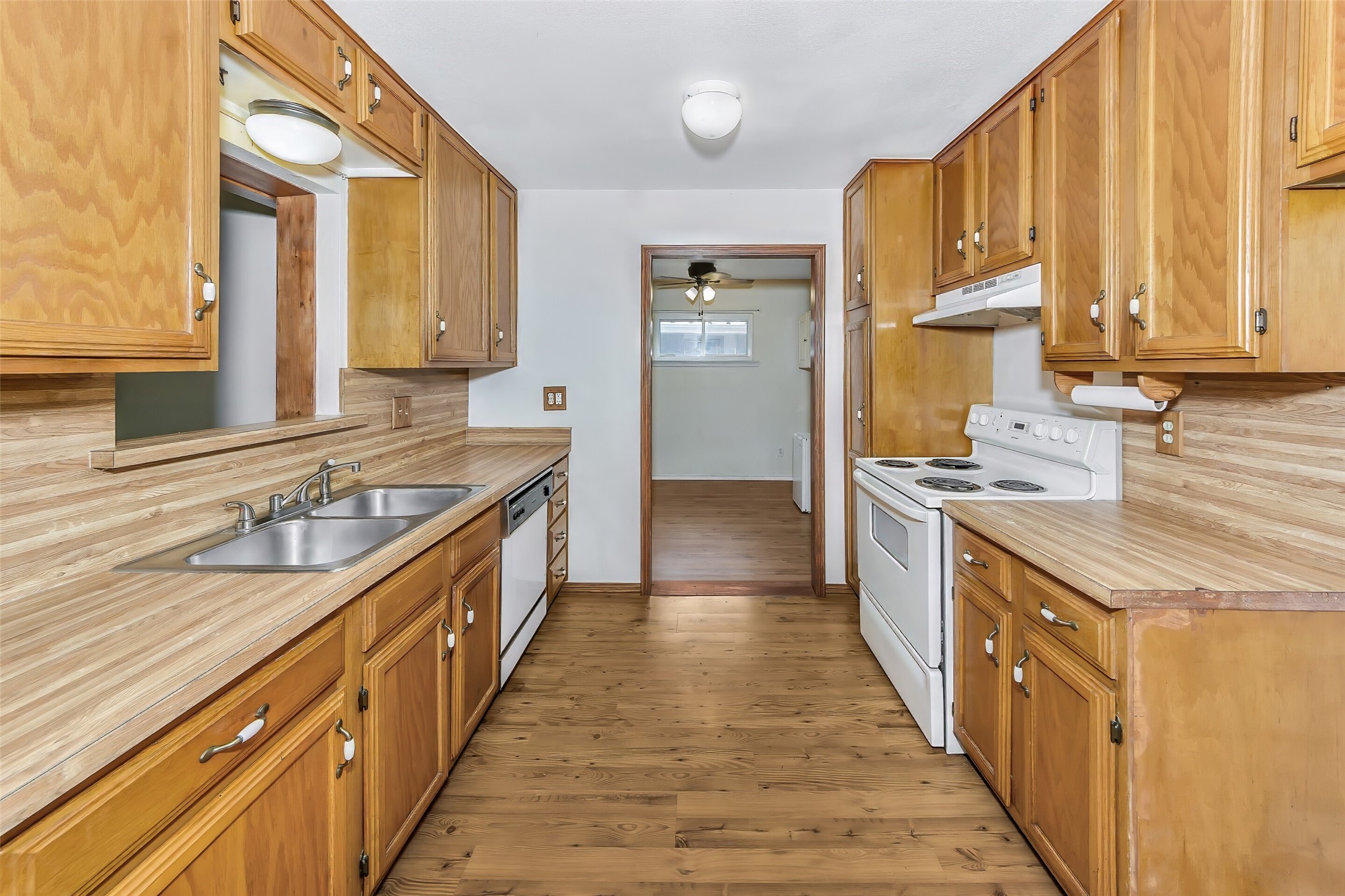1916 Valley Lane Arlington TX 76013